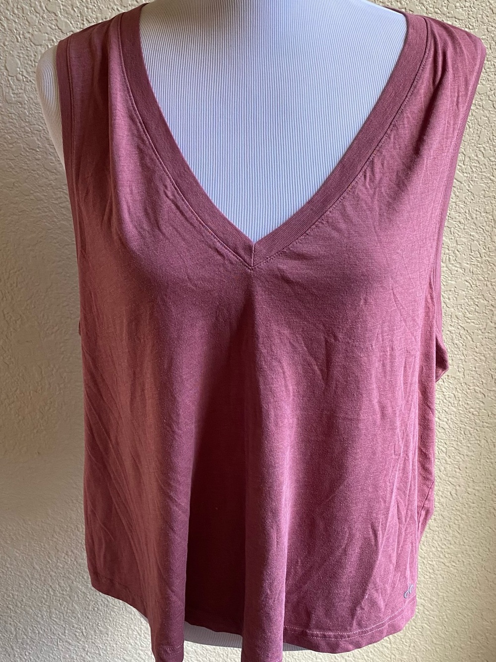 Alo Sleeveless V-Neck Tank Top in Dusty Rose Workout Yoga
